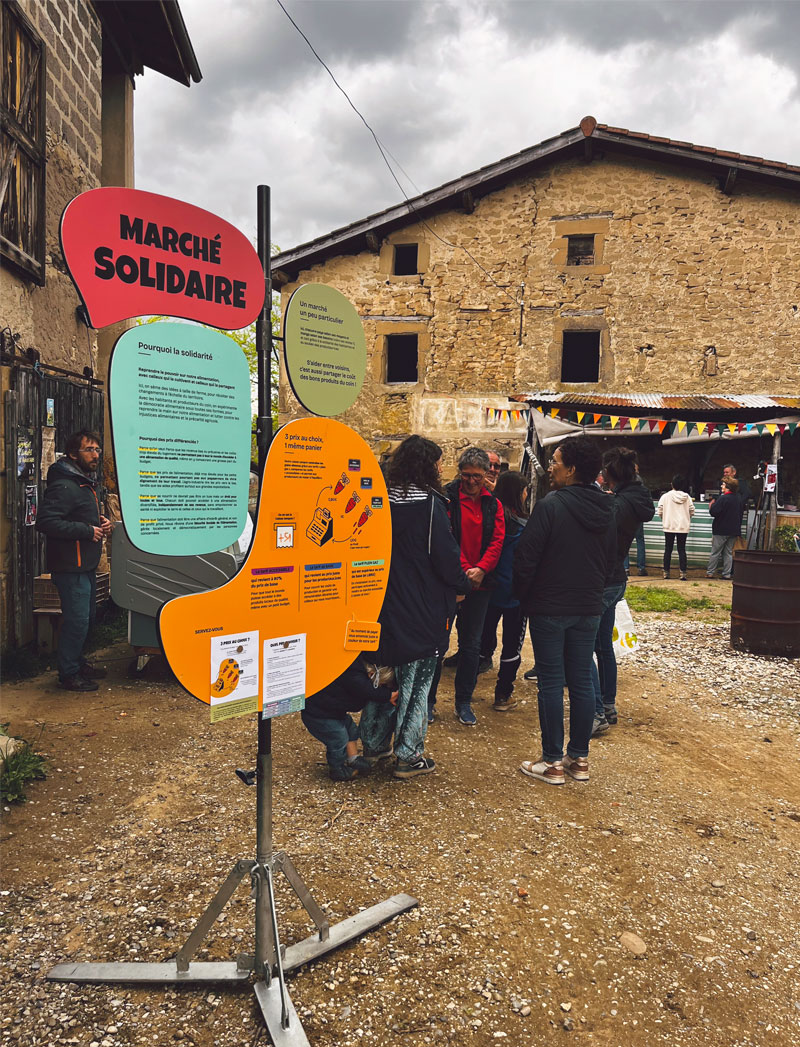 Photographie_marche_triple_tarification Elles ne veulent plus que le prix soit une barrière, ni pour les mangeurs, ni pour celles et ceux qui produisent. Parmi ces initiatives, certains marchés proposent une triple tarification : chacun paie selon ses moyens, pour que tout le monde puisse accéder aux mêmes produits, dans le respect du travail paysan. Mais comment ces fermes s’organisent-elles concrètement pour que ce modèle tienne dans la durée, à la fois économiquement et humainement ?